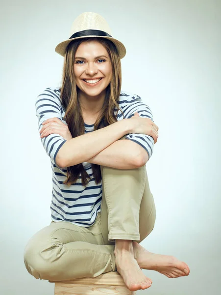 Retrato Mujer Sonriente Con Sombrero Sentado Banco Madera — Foto de Stock