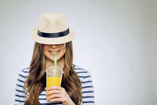 Roliga Porträtt Leende Kvinna Med Hatt Ögon Dricka Apelsinjuice — Stockfoto