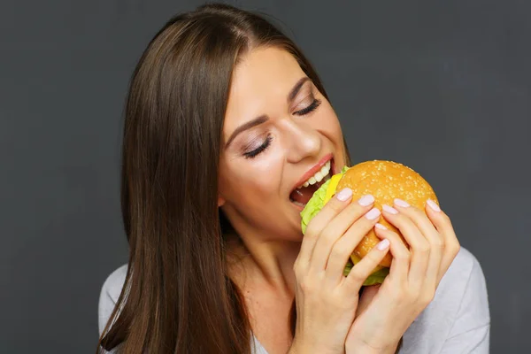 Retrato Mulher Bonita Comer Hambúrguer Grande Close Conceito Fast Food — Fotografia de Stock