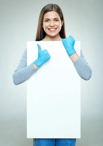 Mujer Sonriente Con Guantes Sosteniendo Publicidad Banner Vacío Mostrando Pulgar — Foto de Stock