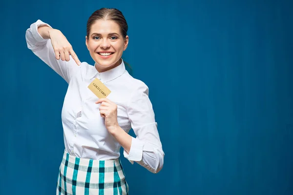 Lächelnde Junge Frau Zeigt Mit Dem Finger Auf Kreditkarte Auf — Stockfoto