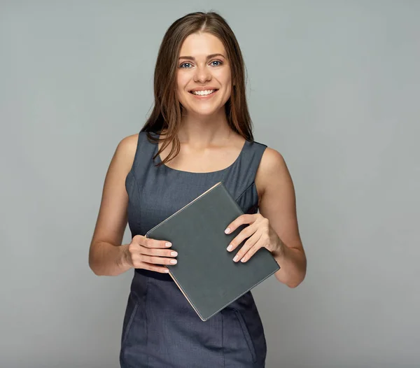 Insegnante Sorridente Con Libro Mano Piedi Contro Muro Grigio — Foto Stock