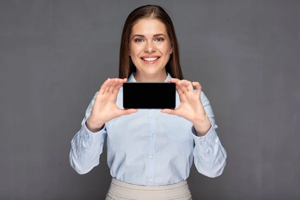 Leende Kvinna Presentera Smartphone Med Tom Skärm — Stockfoto