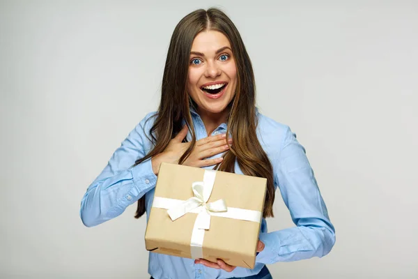 Sorpresa Donna Affari Possesso Scatola Regalo Isolato Sfondo Bianco — Foto Stock