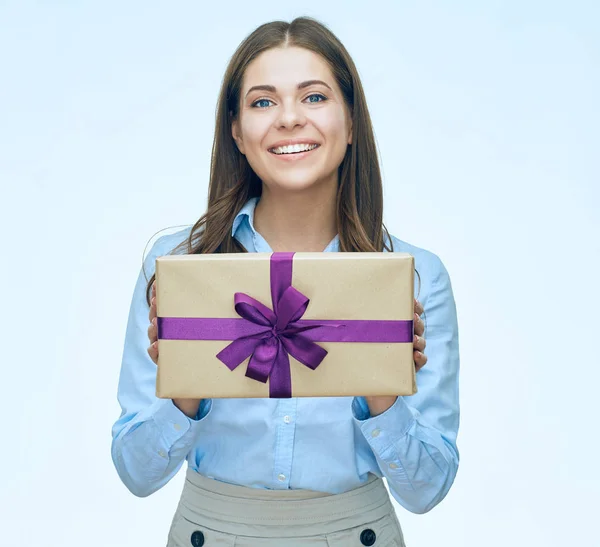 Leende Affärskvinna Holding Presentbox Isolerad Vit Bakgrund — Stockfoto