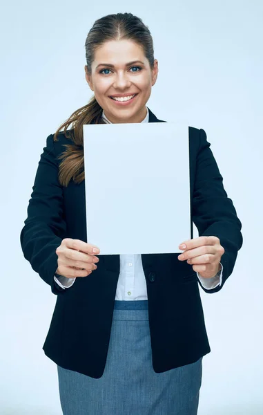 Leende Kvinna Kontorist Holding Vita Tomma Reklam Styrelsen Isolerad Vit — Stockfoto