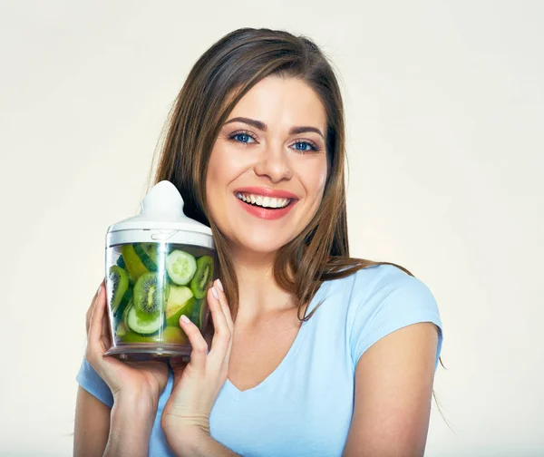 Усміхнена Молода Жінка Тримає Блендер Зеленими Гладкими Інгредієнтами — стокове фото