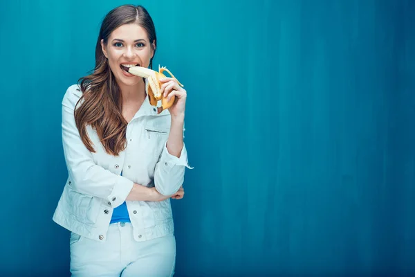 Joven Hermosa Mujer Comiendo Plátano Sobre Fondo Azul — Foto de Stock