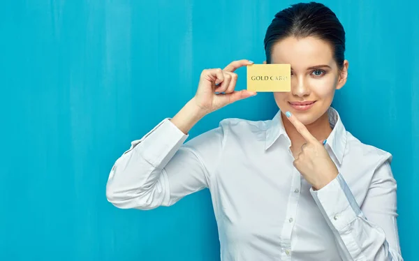 Geschäftsfrau Trägt Weißes Hemd Mit Kreditkarte Augennähe Und Zeigt Mit — Stockfoto