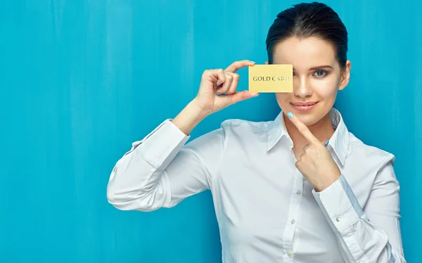 Mujer Negocios Vistiendo Camisa Blanca Sosteniendo Tarjeta Crédito Cerca Ojo —  Fotos de Stock