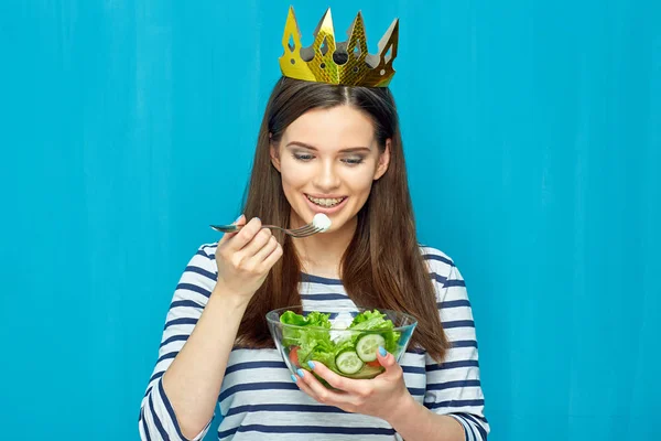 Mujer Sonriente Con Corona Papel Comiendo Ensalada Cuenco Sobre Fondo — Foto de Stock