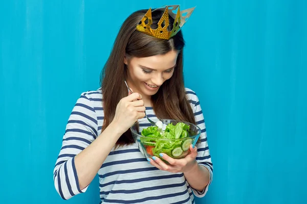 Lachende Vrouw Dragen Papier Kroon Eten Salade Uit Kom Blauwe — Stockfoto
