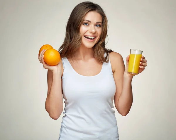 Sonriente Mujer Sosteniendo Frutas Naranjas Vidrio Con Jugo Comida Fresca — Foto de Stock