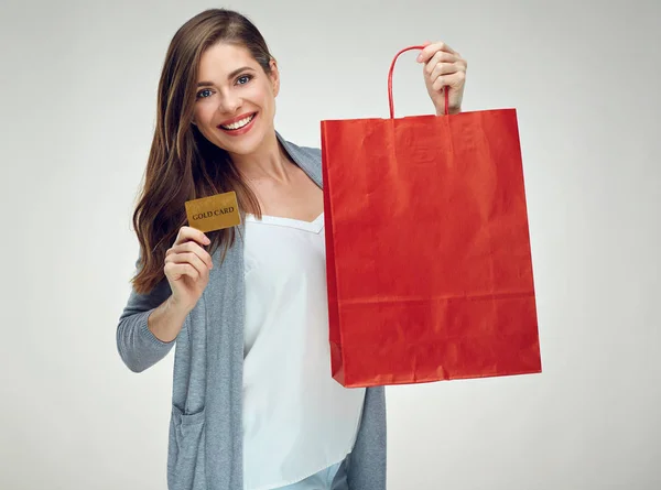 女性保有クレジット カードと購入するとショッピング バッグを笑顔 — ストック写真
