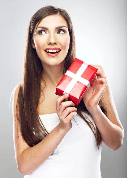 Счастливая Женщина Белом Платье Красной Коробкой Подарков — стоковое фото