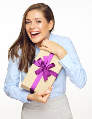 Şaşırtıcı işkadını hediye kutusu beyaz arka plan üzerinde izole holding