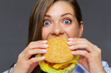Hamburger, yakın çekim yemek aç kadın portresi 