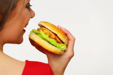 arkadan görünüşü beyaz arka plan üzerinde izole burger tutan gülümseyen kadın