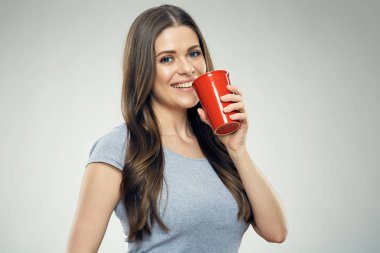 Büyük kırmızı kahve cam tutan gülümseyen kadın 