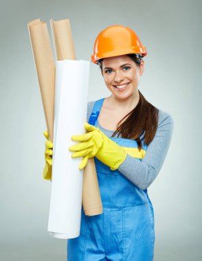 kadın mühendis Oluşturucu miğfer kağıt planları tutan portresi 