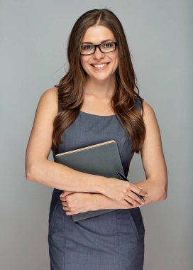 Cam ve kitap ve kalem tutan gri elbise giyen gülümseyen okul öğretmeni 