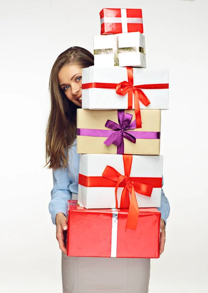 Mujer Negocios Sonriente Sosteniendo Pila Cajas Regalos Aisladas Sobre Fondo —  Fotos de Stock