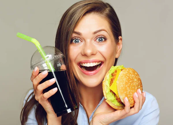 Burger cola ile klasik lokanta tutan kadın şaşırtıcı ayarla