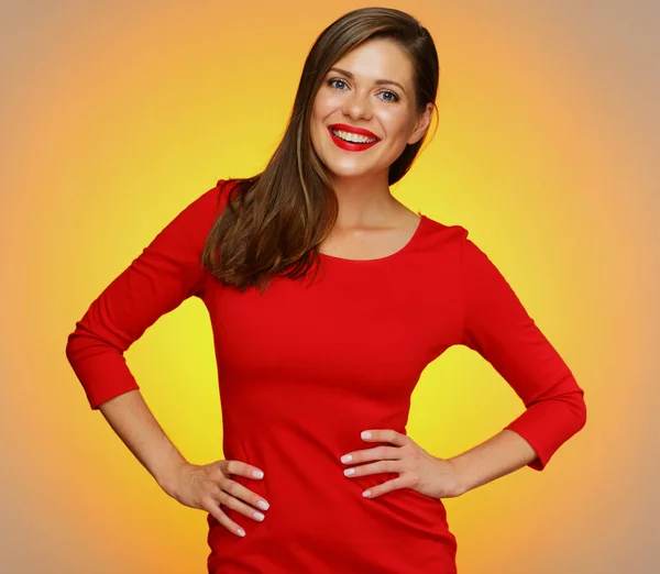 Güzellik Kadını Kırmızı Elbiseli Sarı Arka Plan Üzerinde Poz — Stok fotoğraf