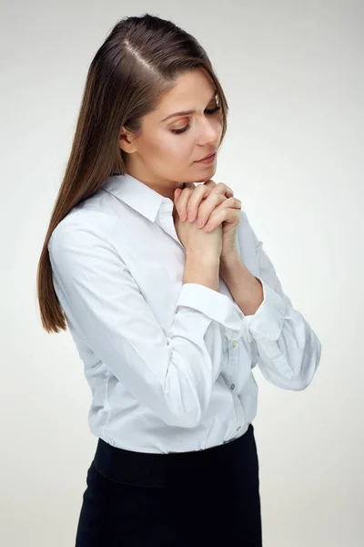 白いシャツに白い背景に分離された手を組んで祈って身に着けている若い女性 — ストック写真