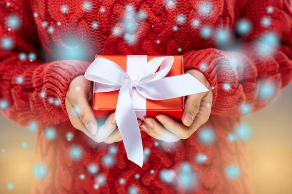 Vrouwelijke Hand Met Rode Kerst Geschenkdoos Close — Stockfoto