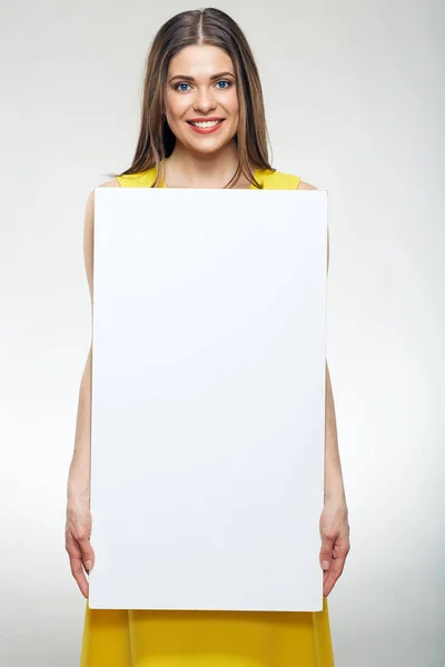 Frau Trägt Gelbes Kleid Mit Weißer Schildertafel — Stockfoto