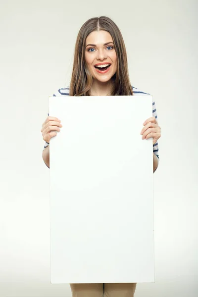 Mujer Sonriente Con Pelo Largo Sosteniendo Cartel Publicitario —  Fotos de Stock