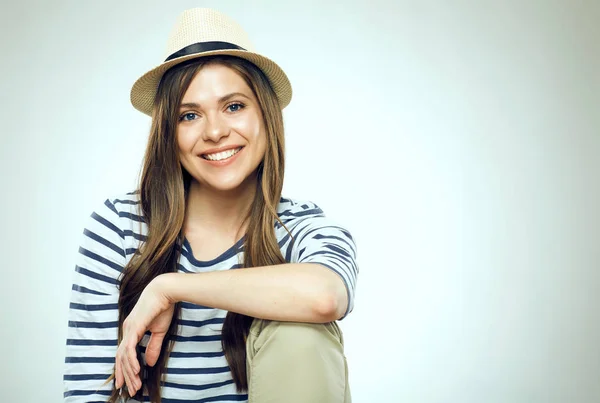 微笑的女人戴着帽子看镜头 青少年生活风格概念的孤立肖像 — 图库照片