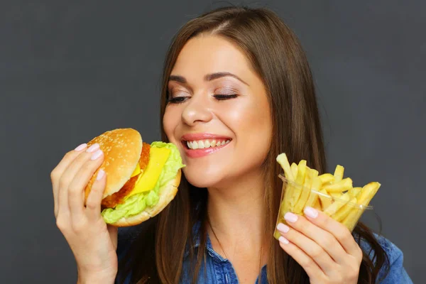 Donna Sorridente Che Tiene Hamburger Con Patatine Fritte Concetto Fast — Foto Stock