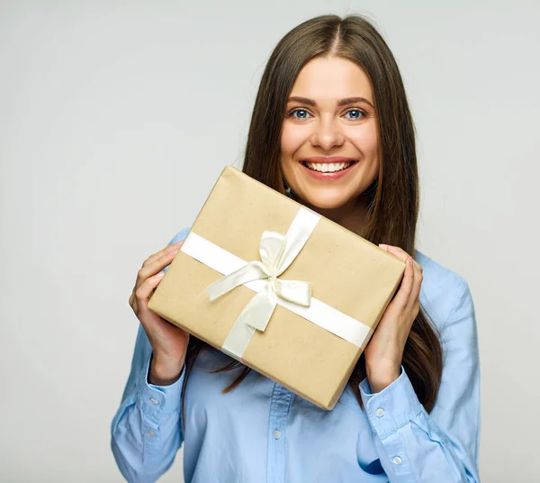 Retrato Empresaria Feliz Sosteniendo Caja Regalo Aislada Sobre Fondo Blanco —  Fotos de Stock