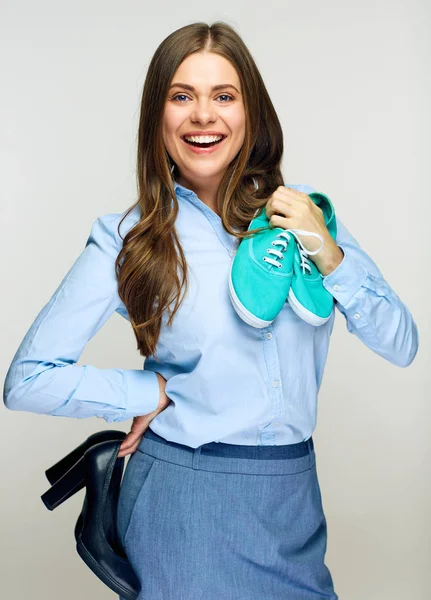 Empresária Segurando Escolhendo Entre Esportes Sapatos Negócios — Fotografia de Stock