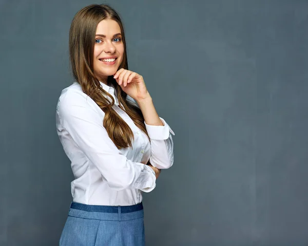 Ung Kvinna Som Bär Vit Skjorta Mot Grå Vägg Bakgrund — Stockfoto