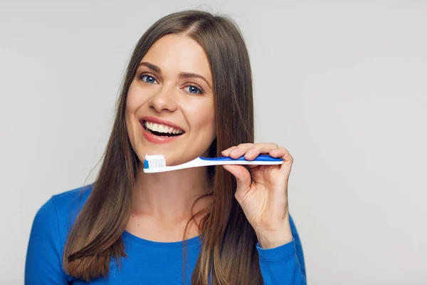 Leende Kvinna Som Håller Toothy Borste Isolerad Vit Bakgrund — Stockfoto