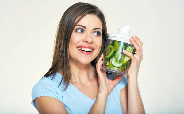 Портрет Молодої Жінки Тримає Блендер Зеленими Соковитими Інгредієнтами — стокове фото