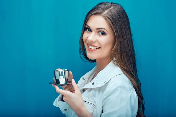 青い壁の背景に鋼のコーヒー カップを保持している女性の笑顔 — ストック写真