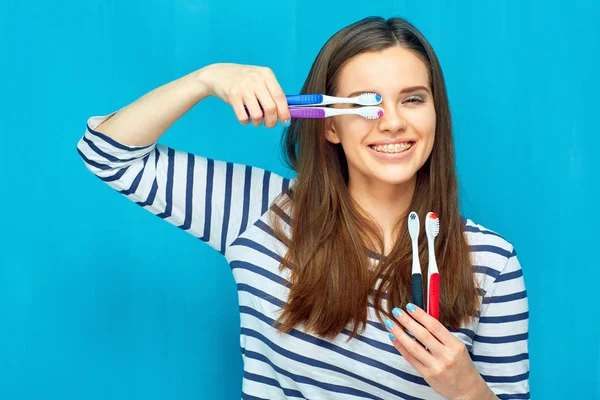 Lachende Vrouw Met Tandheelkundige Accolades Holding Toothy Borstels Blauwe Muur — Stockfoto