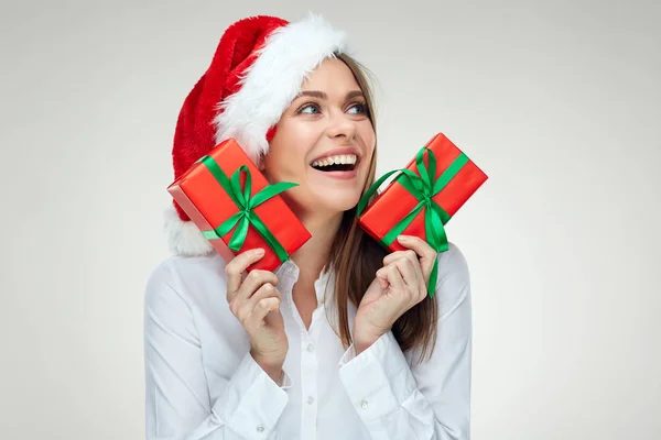赤いギフト ボックス クリスマスの概念を保持しているサンタ帽子と白いシャツに驚く女性 — ストック写真