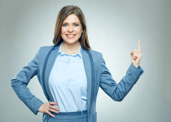Lächelnde Geschäftsfrau Anzug Zeigt Mit Dem Finger Auf Grauen Hintergrund — Stockfoto