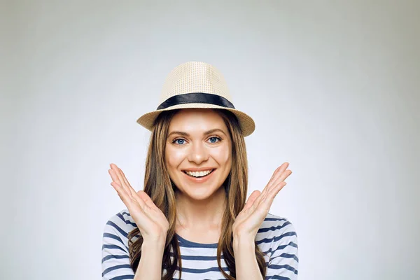 帽子とストライプのシャツが灰色の背景にカメラ目線で笑顔の女性の肖像画 — ストック写真
