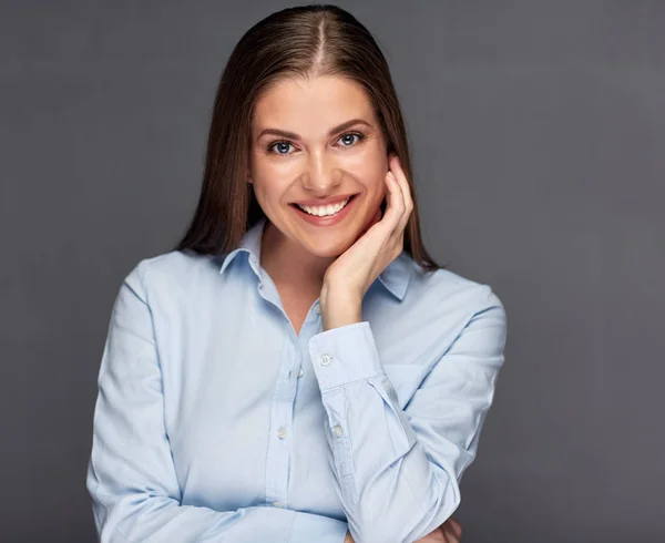 Aantrekkelijke Glimlachende Zakenvrouw Blauw Shirt Camera Kijken Grijze Achtergrond — Stockfoto