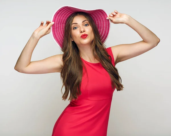 Retrato Mulher Sorridente Tocando Verão Chapéu Vermelho Cabeça — Fotografia de Stock
