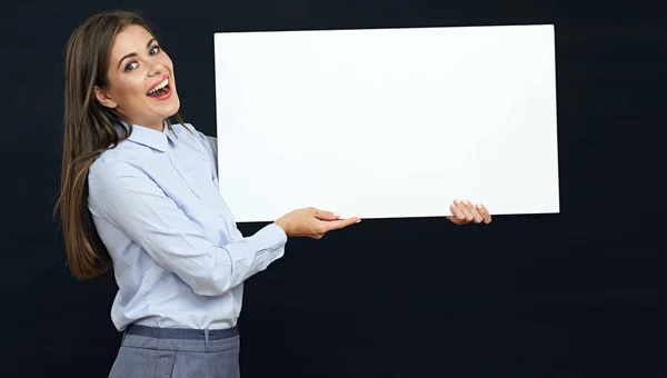 Glimlachende Zakenvrouw Witte Teken Boord Houden Zwarte Achtergrond — Stockfoto