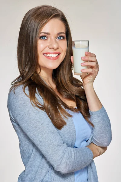 微笑的年轻妇女拿着玻璃与牛奶隔绝在白色背景上 — 图库照片