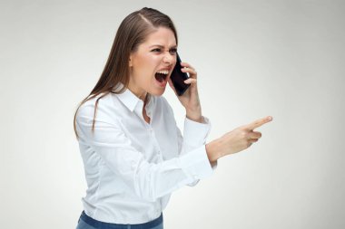 Cep telefonu ile kızgın işkadını duygusal bağırarak ve parmak işaret 