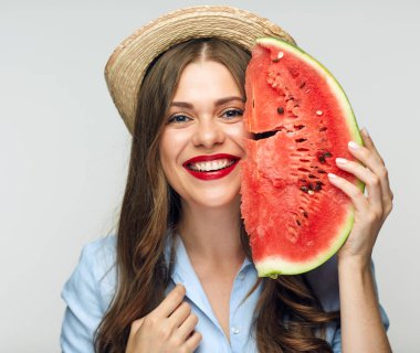 kadın holding karpuz gülümseyen yüz portresi